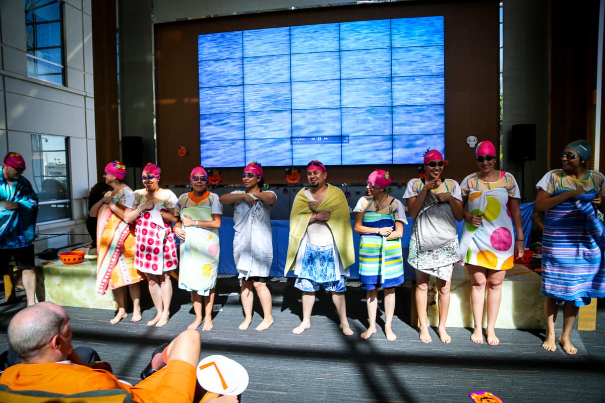 El equipo de Univision Los Angeles festejó Halloween a lo máximo y la gran fiesta contó con la presencia de personajes de la talla de Pitbull, Paquita la del Barrio, Donald Trump y hasta El Chapo.