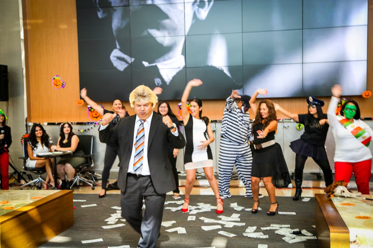 El equipo de Univision Los Angeles festejó Halloween a lo máximo y la gran fiesta contó con la presencia de personajes de la talla de Pitbull, Paquita la del Barrio, Donald Trump y hasta El Chapo.