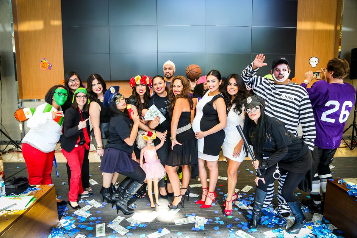 El equipo de Univision Los Angeles festejó Halloween a lo máximo y la gran fiesta contó con la presencia de personajes de la talla de Pitbull, Paquita la del Barrio, Donald Trump y hasta El Chapo.