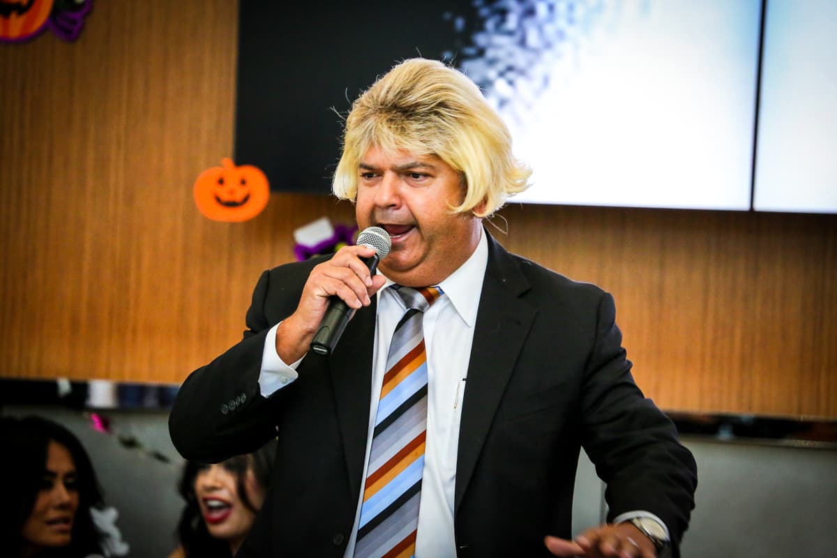 El equipo de Univision Los Angeles festejó Halloween a lo máximo y la gran fiesta contó con la presencia de personajes de la talla de Pitbull, Paquita la del Barrio, Donald Trump y hasta El Chapo.