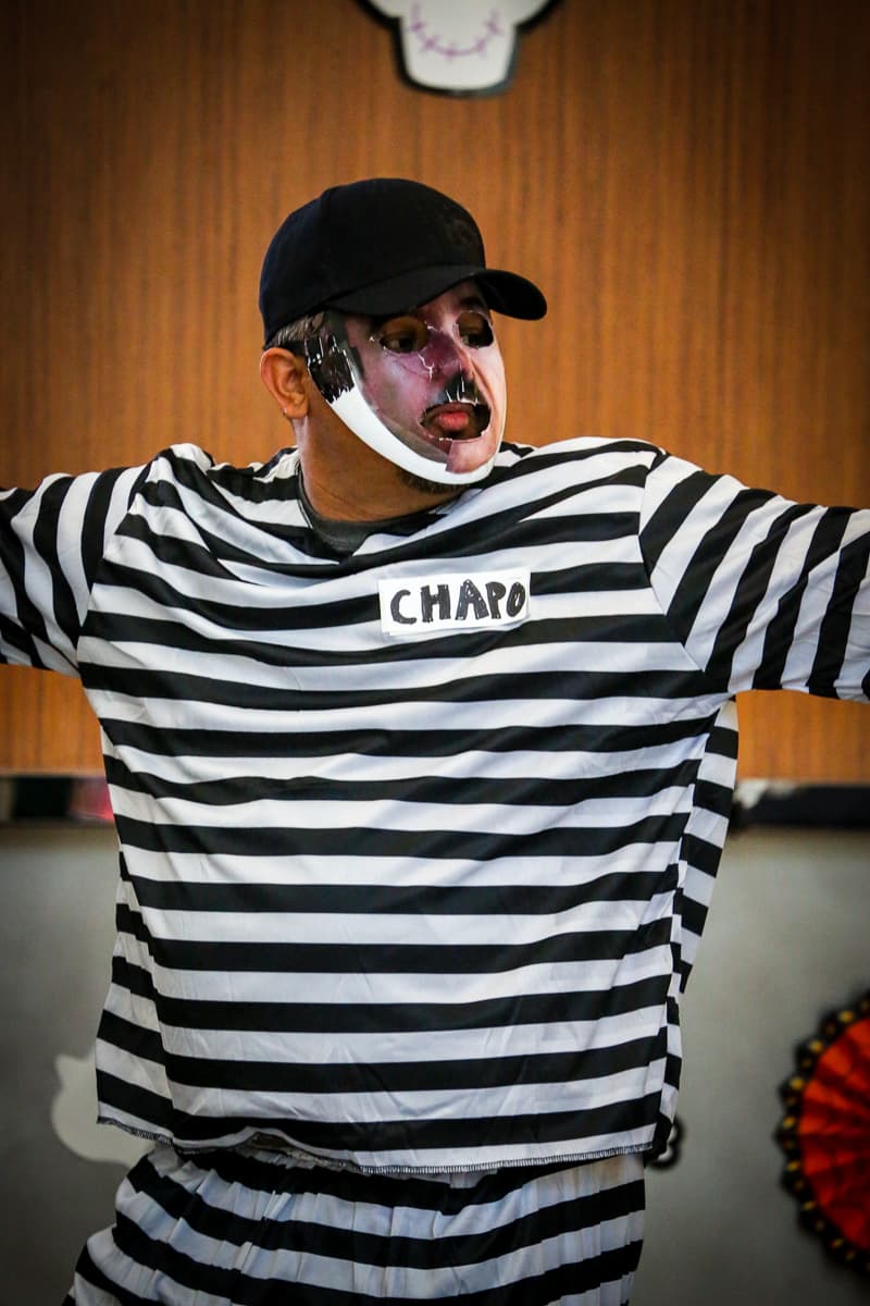 El equipo de Univision Los Angeles festejó Halloween a lo máximo y la gran fiesta contó con la presencia de personajes de la talla de Pitbull, Paquita la del Barrio, Donald Trump y hasta El Chapo.