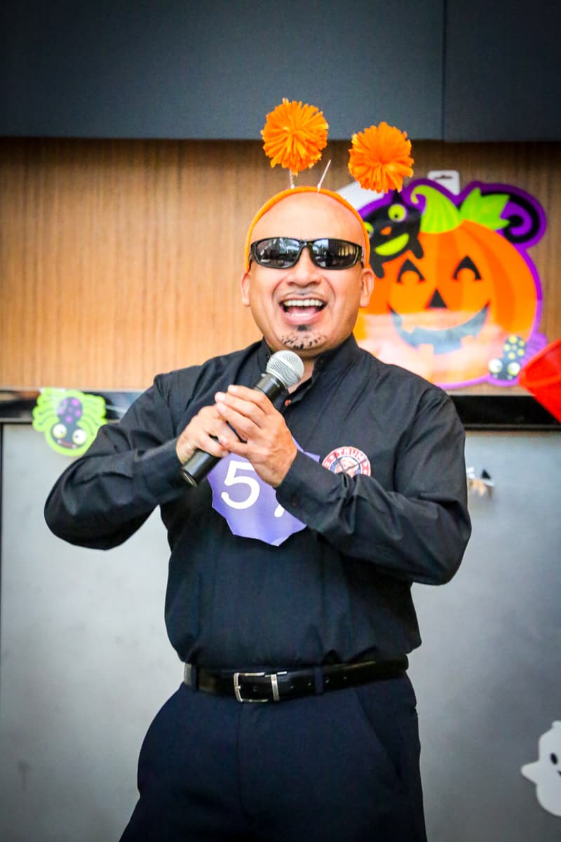 El equipo de Univision Los Angeles festejó Halloween a lo máximo y la gran fiesta contó con la presencia de personajes de la talla de Pitbull, Paquita la del Barrio, Donald Trump y hasta El Chapo.