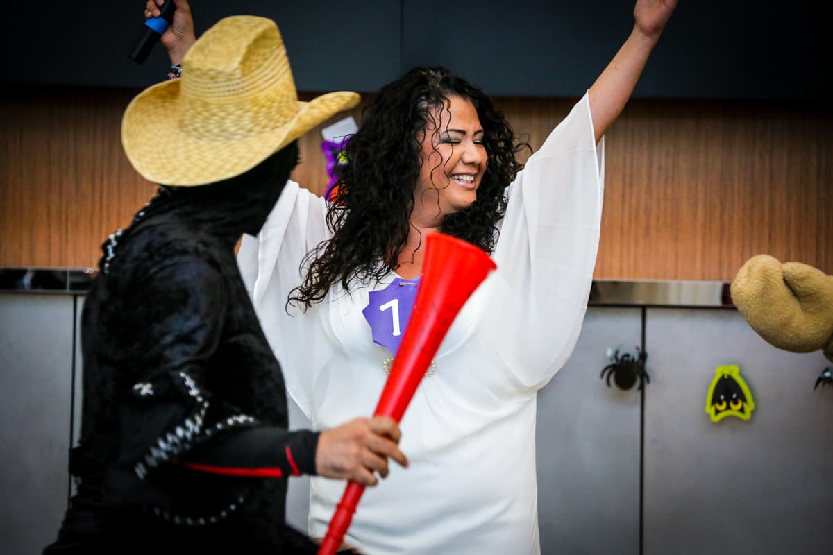 El equipo de Univision Los Angeles festejó Halloween a lo máximo y la gran fiesta contó con la presencia de personajes de la talla de Pitbull, Paquita la del Barrio, Donald Trump y hasta El Chapo.