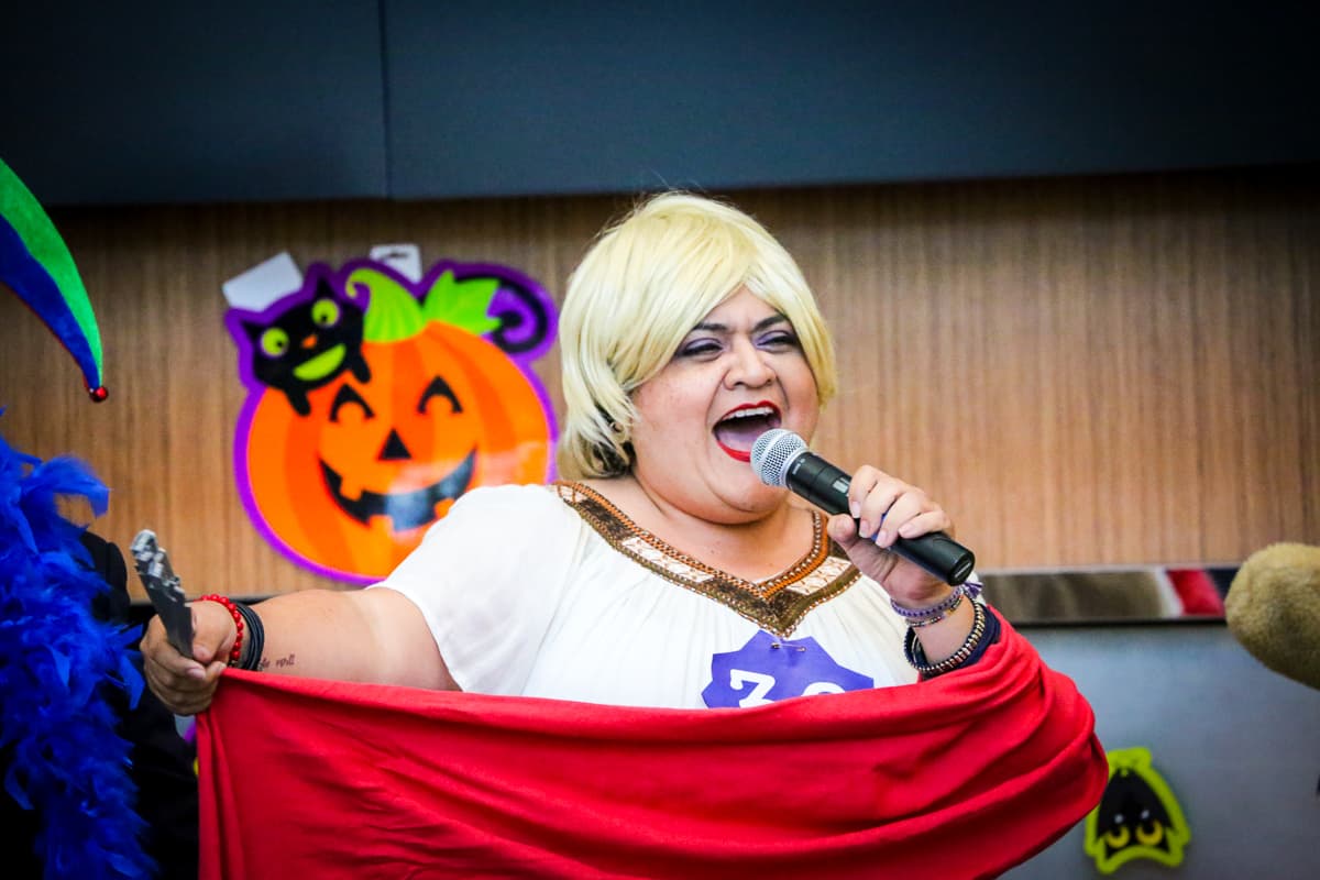 El equipo de Univision Los Angeles festejó Halloween a lo máximo y la gran fiesta contó con la presencia de personajes de la talla de Pitbull, Paquita la del Barrio, Donald Trump y hasta El Chapo.