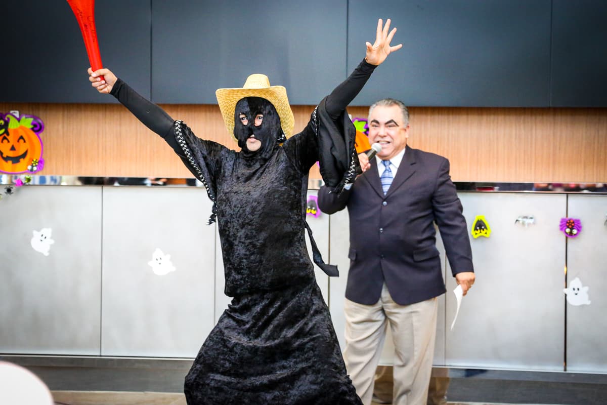 El equipo de Univision Los Angeles festejó Halloween a lo máximo y la gran fiesta contó con la presencia de personajes de la talla de Pitbull, Paquita la del Barrio, Donald Trump y hasta El Chapo.