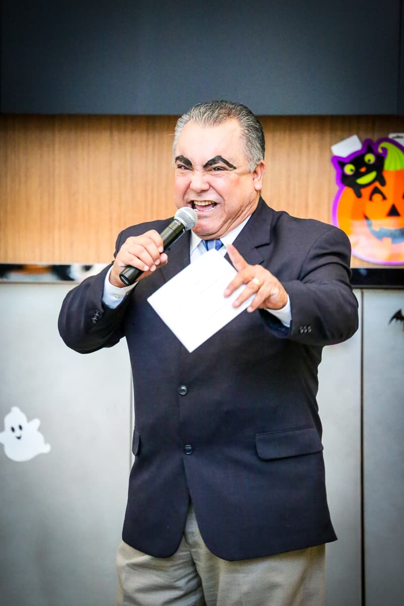 El equipo de Univision Los Angeles festejó Halloween a lo máximo y la gran fiesta contó con la presencia de personajes de la talla de Pitbull, Paquita la del Barrio, Donald Trump y hasta El Chapo.