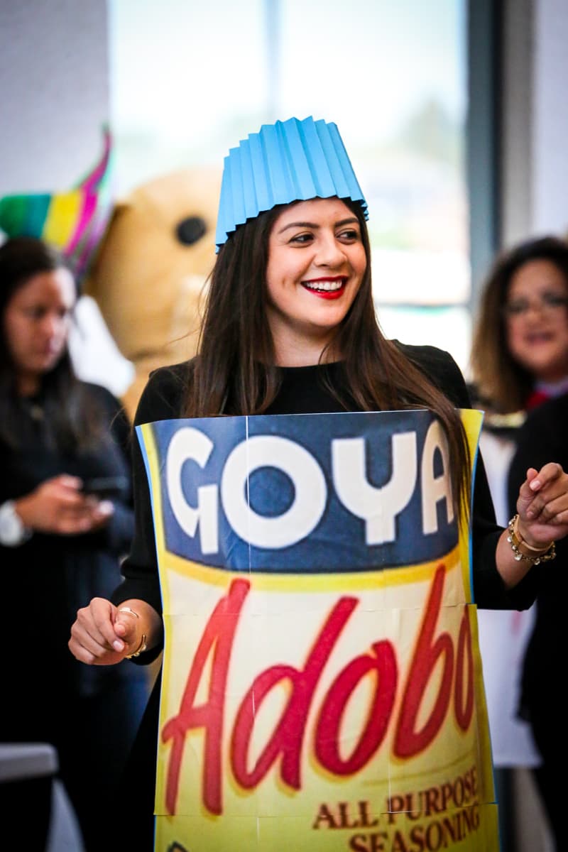 El equipo de Univision Los Angeles festejó Halloween a lo máximo y la gran fiesta contó con la presencia de personajes de la talla de Pitbull, Paquita la del Barrio, Donald Trump y hasta El Chapo.