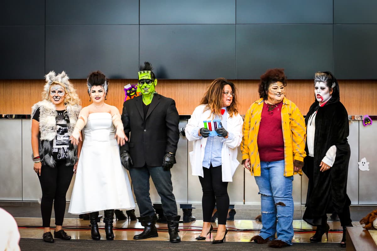 El equipo de Univision Los Angeles festejó Halloween a lo máximo y la gran fiesta contó con la presencia de personajes de la talla de Pitbull, Paquita la del Barrio, Donald Trump y hasta El Chapo.