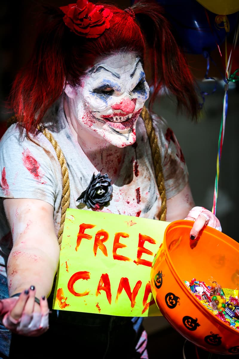 El equipo de Univision Los Angeles festejó Halloween a lo máximo y la gran fiesta contó con la presencia de personajes de la talla de Pitbull, Paquita la del Barrio, Donald Trump y hasta El Chapo.