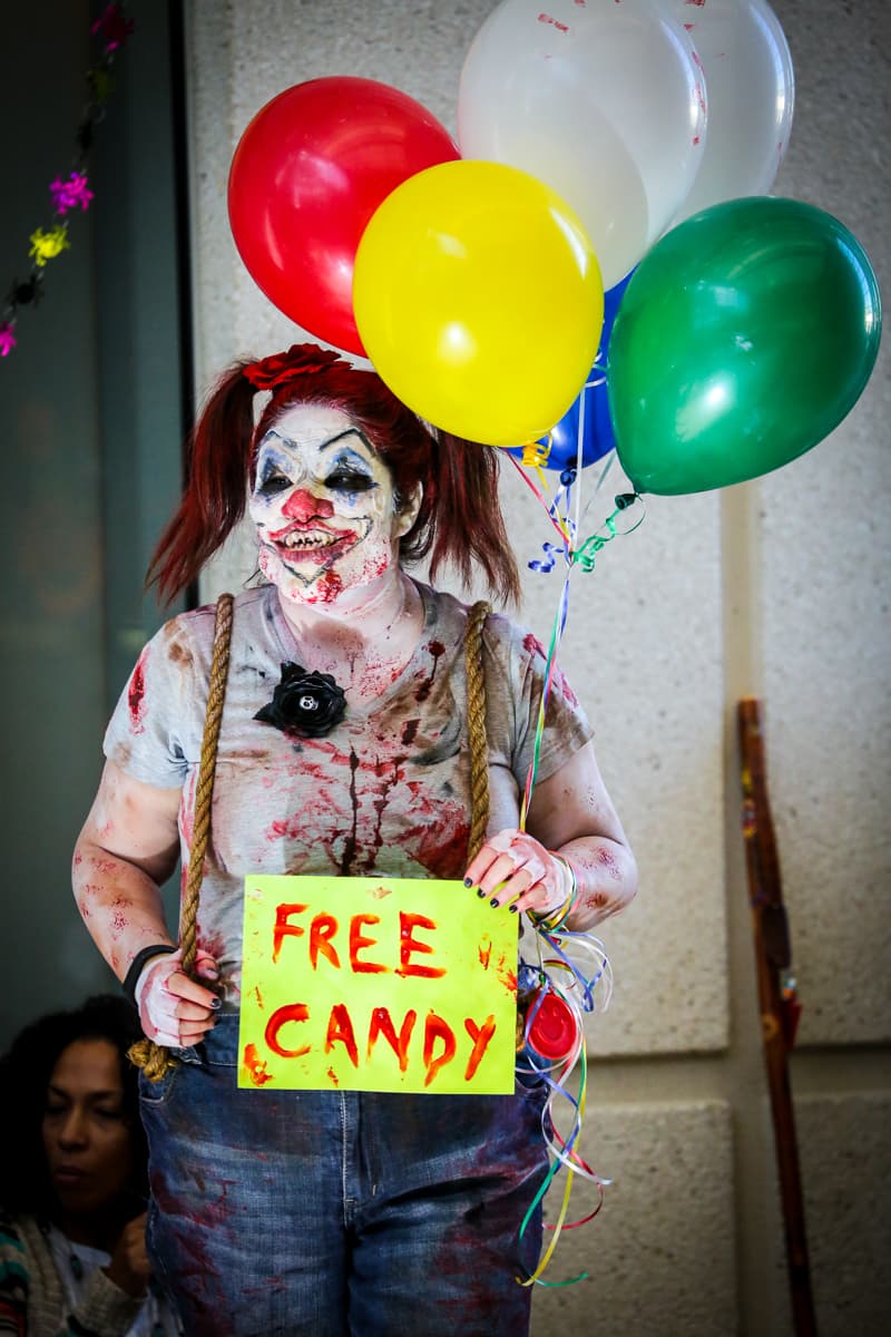 El equipo de Univision Los Angeles festejó Halloween a lo máximo y la gran fiesta contó con la presencia de personajes de la talla de Pitbull, Paquita la del Barrio, Donald Trump y hasta El Chapo.