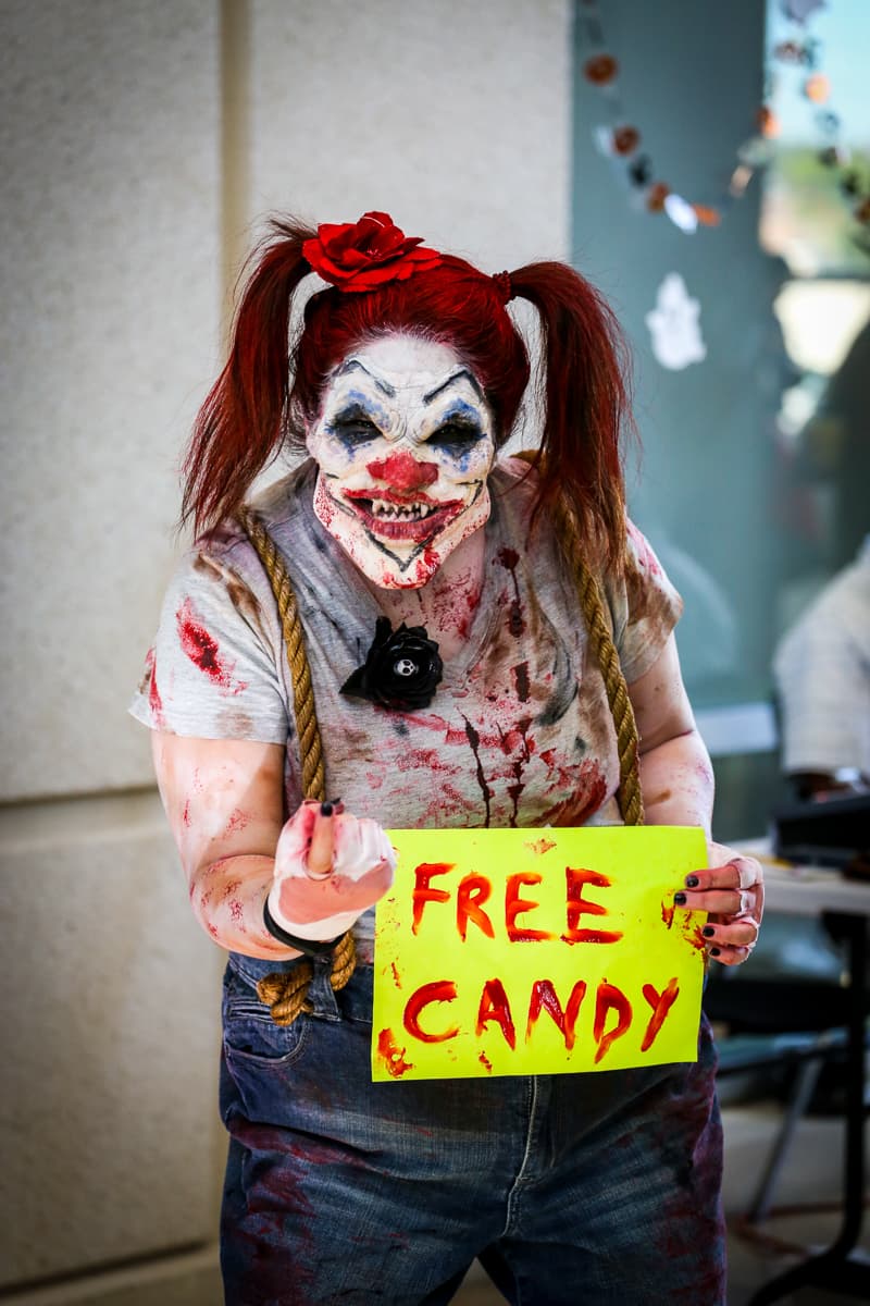 El equipo de Univision Los Angeles festejó Halloween a lo máximo y la gran fiesta contó con la presencia de personajes de la talla de Pitbull, Paquita la del Barrio, Donald Trump y hasta El Chapo.