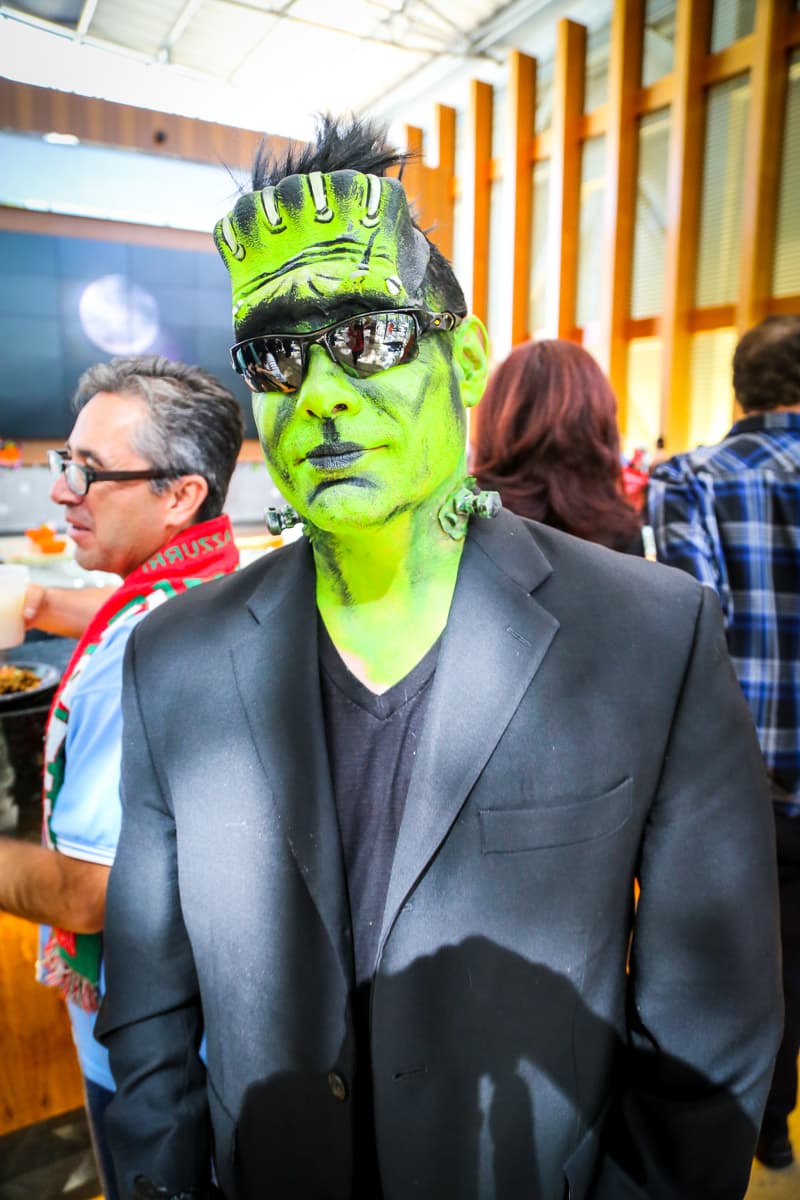 El equipo de Univision Los Angeles festejó Halloween a lo máximo y la gran fiesta contó con la presencia de personajes de la talla de Pitbull, Paquita la del Barrio, Donald Trump y hasta El Chapo.