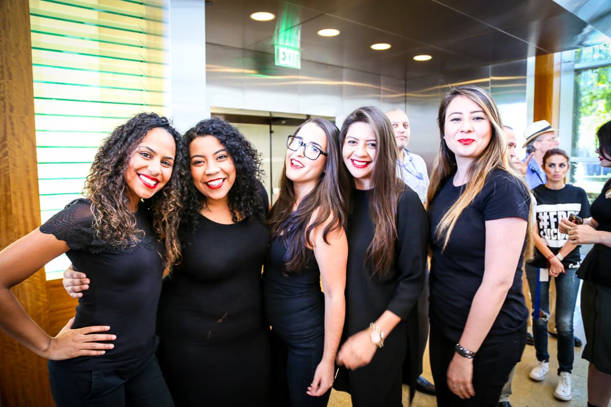 El equipo de Univision Los Angeles festejó Halloween a lo máximo y la gran fiesta contó con la presencia de personajes de la talla de Pitbull, Paquita la del Barrio, Donald Trump y hasta El Chapo.