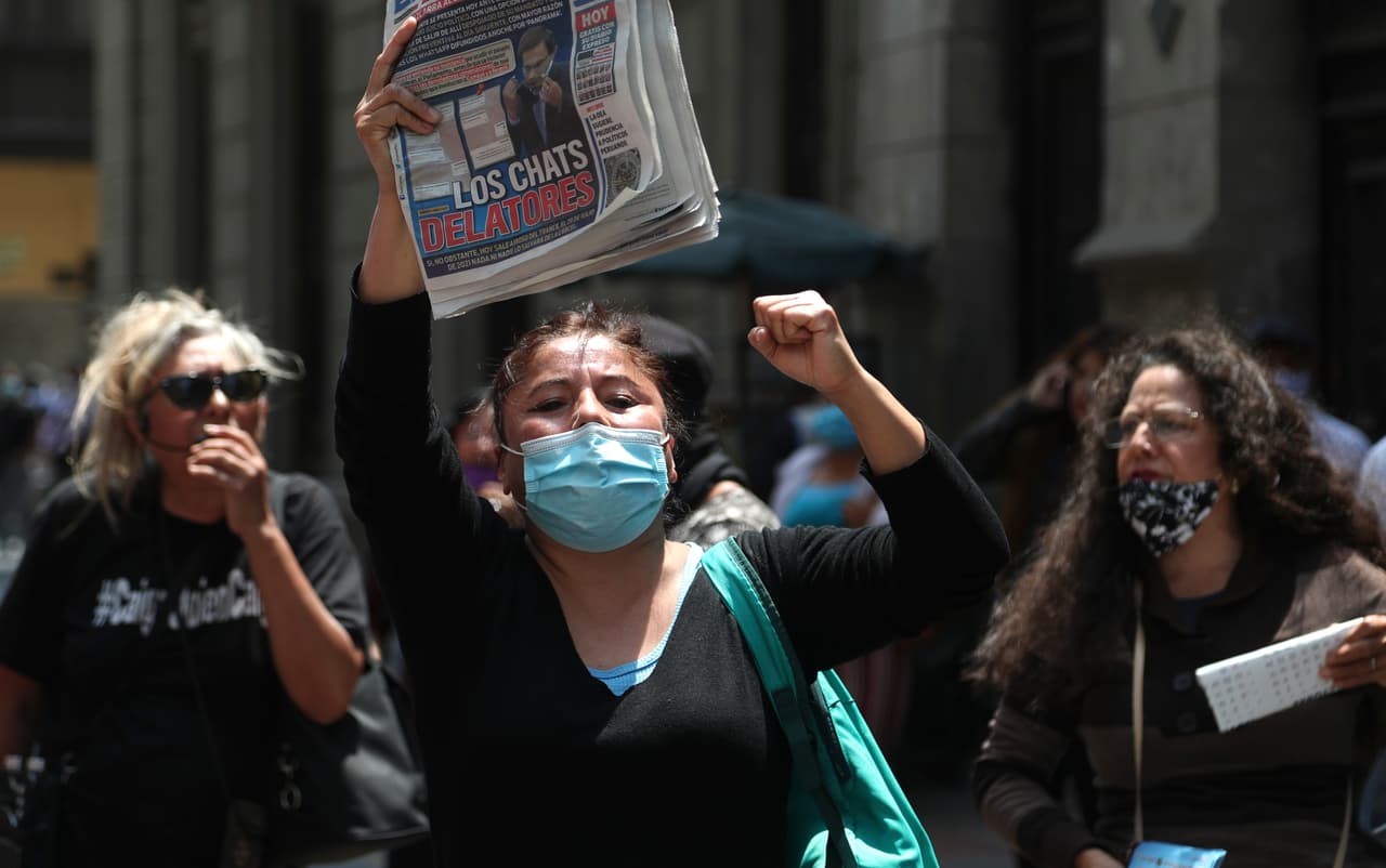 Las denuncias de corrupción habían generado protestas previamente en el día, mientras en el Congreso se evaluaba la moción de vacancia o destitución del mandatario. Vizcarra la había catalogado en su defensa legislativa como una medida "extrema" y que no debía ser aplicada "cada mes y medio".
<b> </b>
<br>