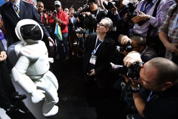 ASIMO también causa revuelo entre los periodistas.