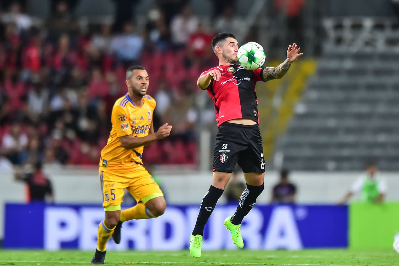 Atlas hizo valer su condición de local en el Estadio Jalisco y lleva ventaja para la vuelta de la Semifinal ante Tigres en el Universitario.