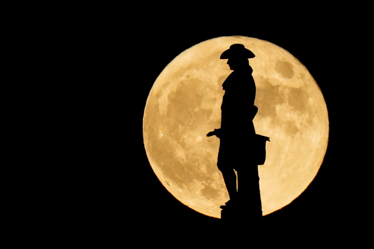 Acá la 'Luna de fresa' fue fotografiada detrás de la estatua de William Penn, en Philadelphia. El nombre 'Luna de Fresa' tiene su origen en que su aparición marca el inicio de la temporada de la recogida del fruto en América del Norte, 
<a href="https://starwalk.space/en/news/full-moon-in-june-2021-strawberry-moon">según StarWalk</a>, una aplicación y sitio web que se especializa en seguir fenómenos astronómicos.