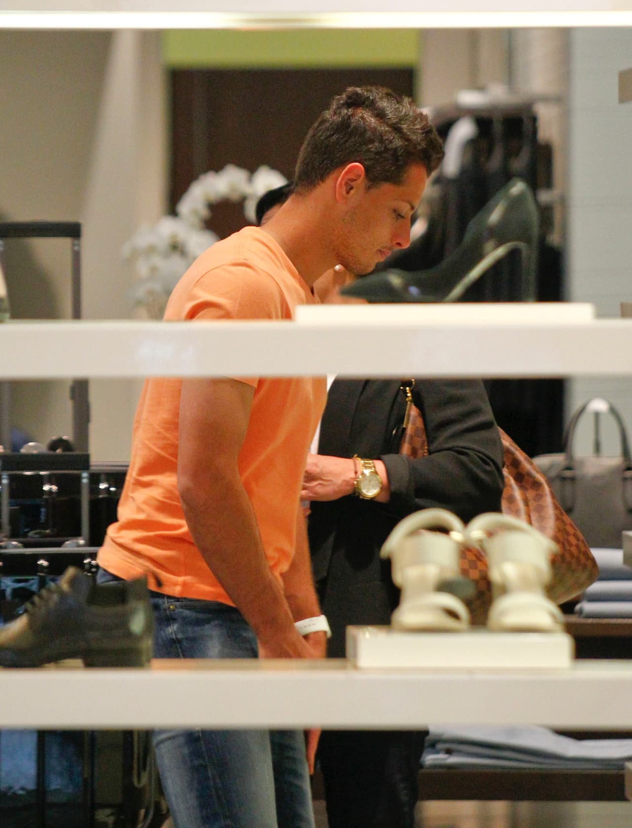 Su mamá lo acompañaba.