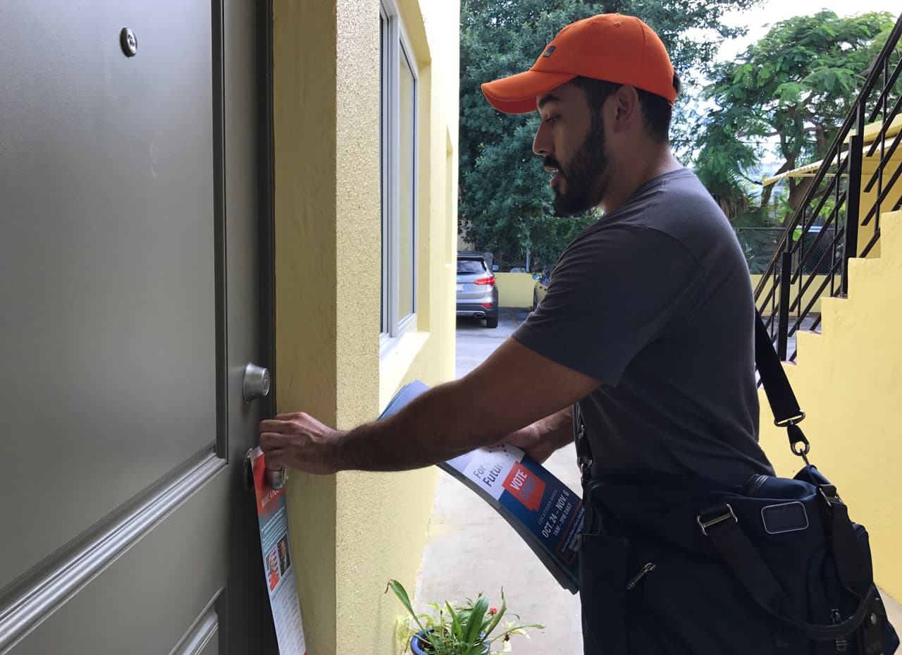 Cuando la persona no atiende la puerta, Correa deja folletos informativos.