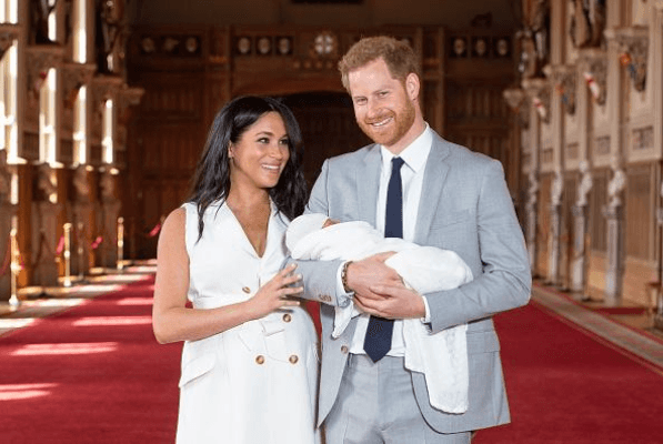 Las nuevas fotos de Markle aún embarazada no fueron fechadas con precisión. La duquesa 
<b><a href="https://www.univision.com/famosos/meghan-markle-y-el-principe-harry-presentan-a-su-bebe-archie-harrison-mountbatten-windsor-fotos" target="_blank">dio a luz</a></b> el pasado 6 de mayo.