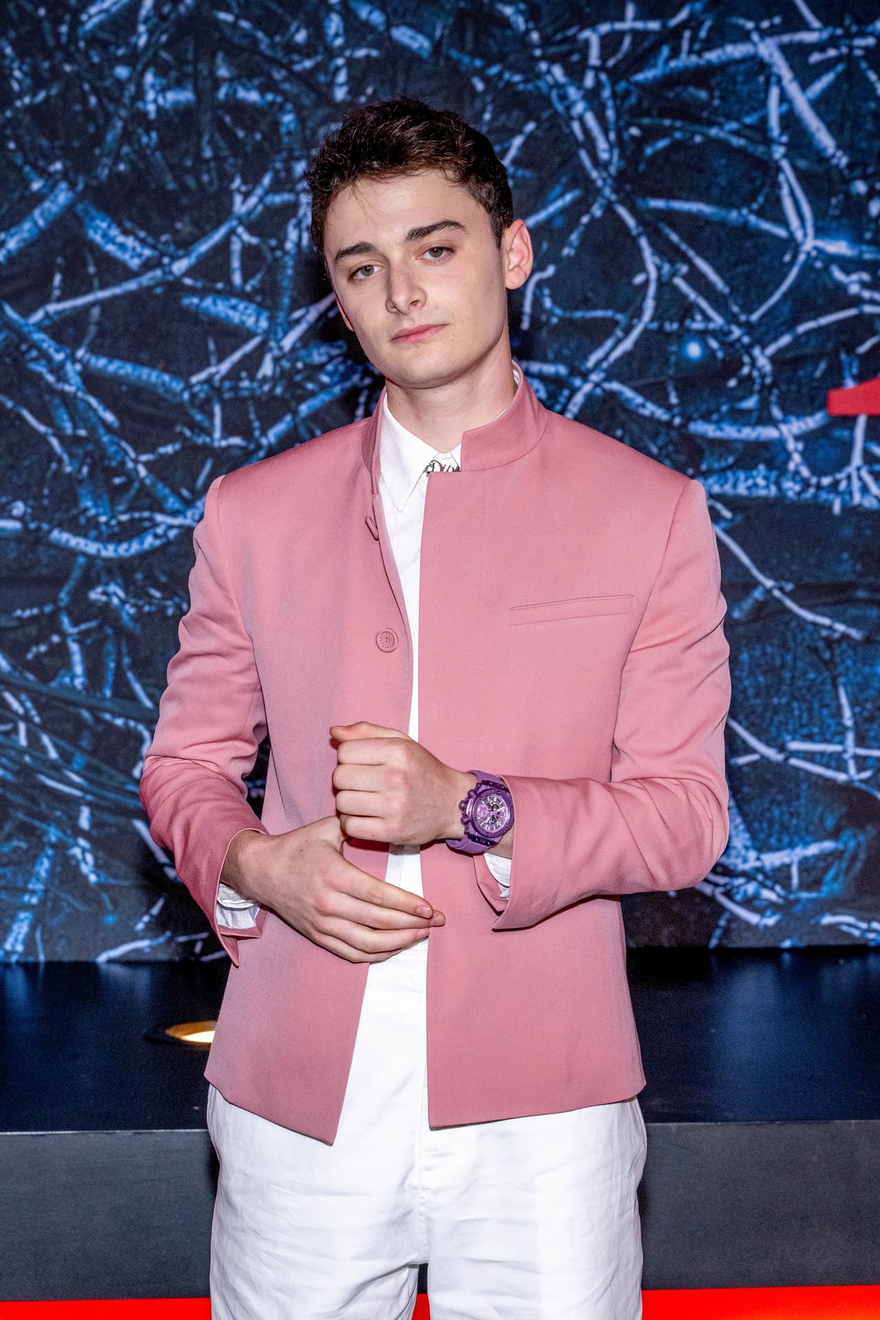 No obstante, en la vida real, Noah Schnapp abraza un look sofisticado con su pelo corto.