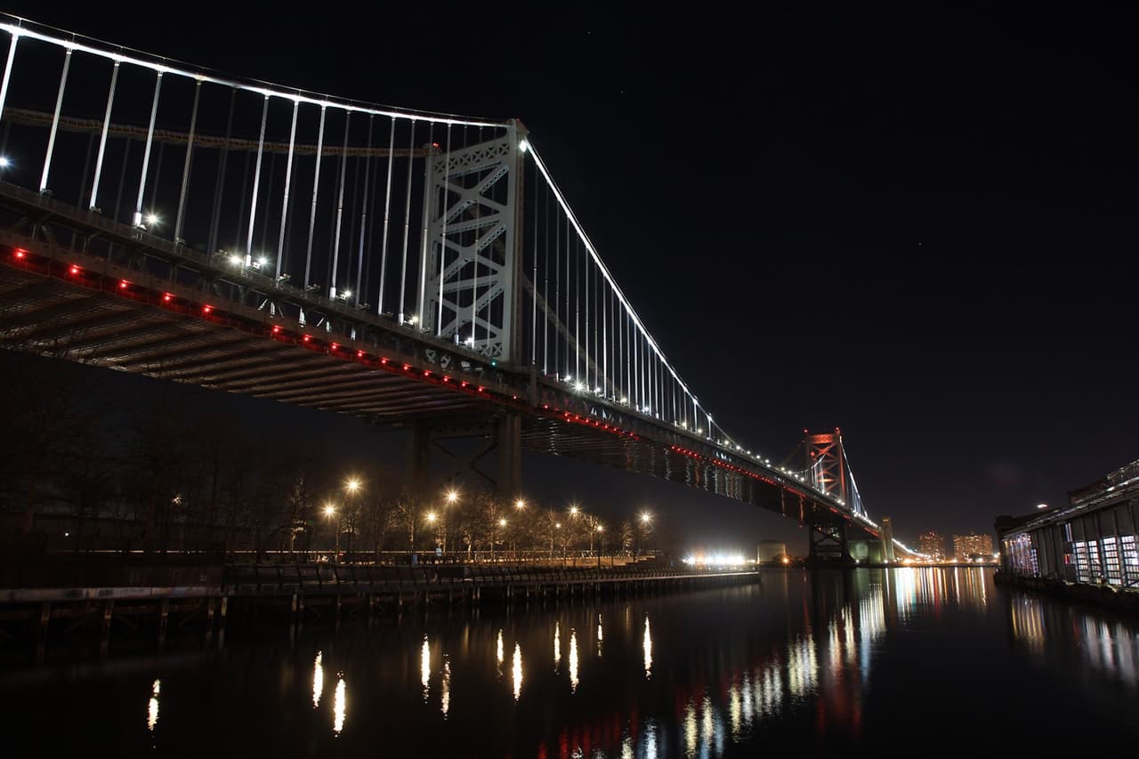 El icónico Ben Franklin Bridge unió en homenaje a las víctimas de Filadelfia con las del sur de Nueva Jersey.