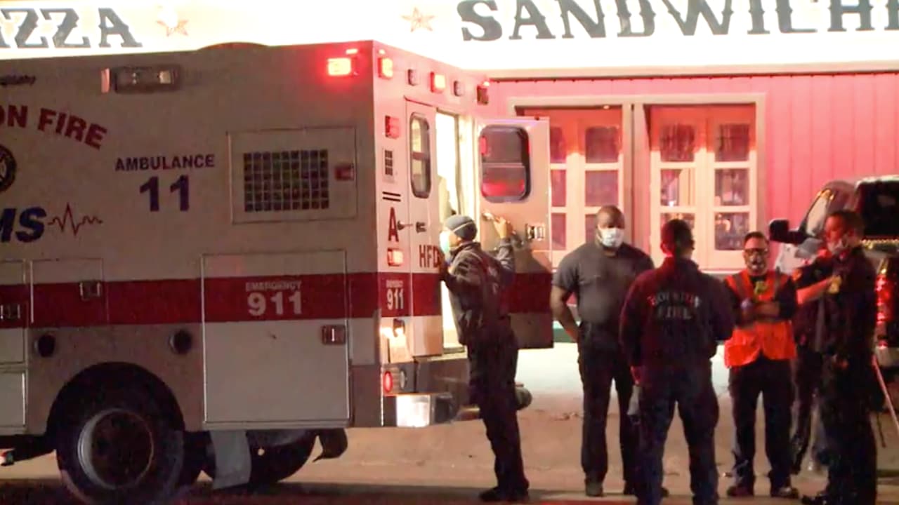 La policía informó que la oficial tenía algo de dolor en un costado y la revisaron como medida de prevención.