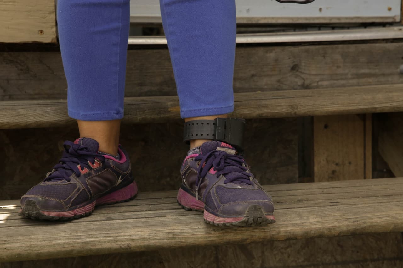 A María la arrestaron durante la redada, pero la trasladaron al hospital por un mareo. Esta madre soltera fue de las pocas liberadas ese mismo día, aunque ahora carga con un grillete en el tobillo izquierdo y debe presentarse en las oficinas de ICE el próximo lunes.