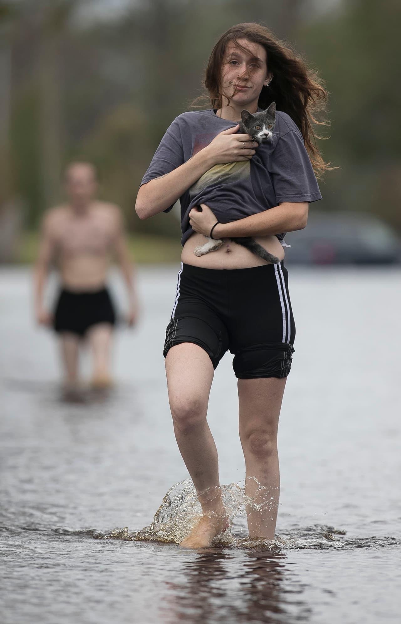 En la foto, Amanda Mason en Newport, Carolina del Norte, lleva un gato que rescató cerca de Nine Foot Road la tarde del domingo 16 de septiembre. Mason fue a ver su casa que quedó inundada por aguas desbordadas del río Newport y halló el gato allí dentro de la casa y lo sacó para llevarlo a un lugar seguro.