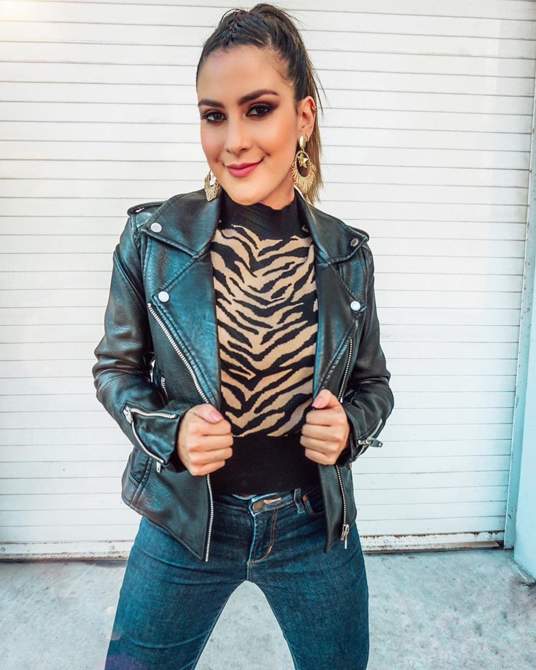 El estampado animal fue resurgiendo desde otoño del año en curso. En esta ocasión Jessi lleva un estilo rockero conformado por una chamarra de cuero y una blusa con 'print' de tigre.