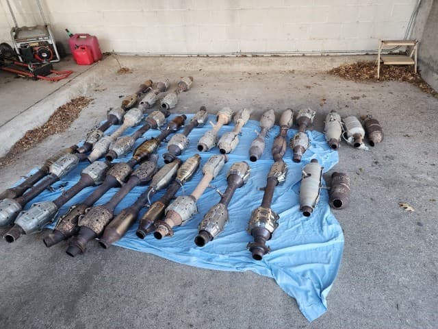 Los arrestados presuntamente arrestaron 28 convertidores catalíticos, según autoridades.