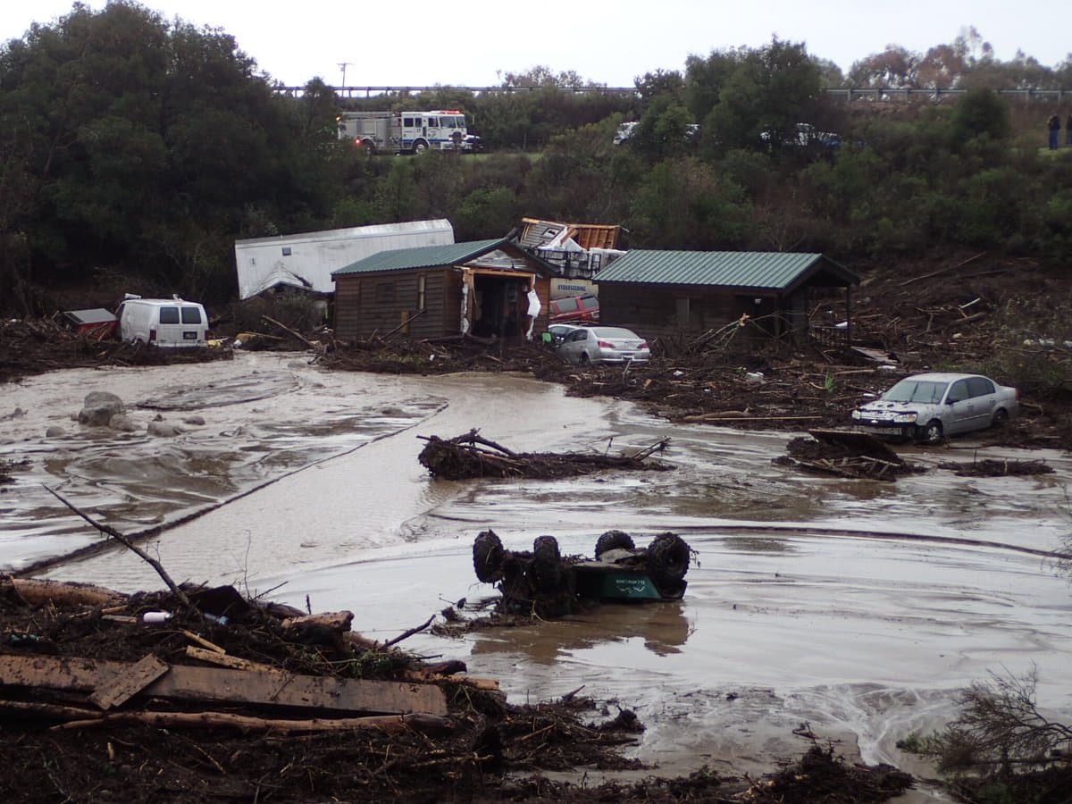 Las lluvias caídas en el condado de Santa Barbara originaron un torrente de agua y lodo que inundó el hotel rural El Capitan Canyon
