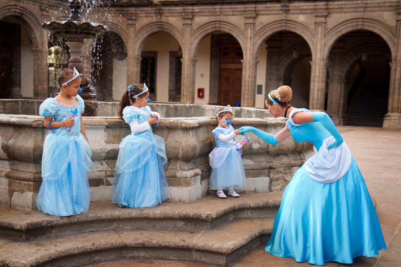 La actriz Marjorie de Sousa colaboró con la Fundación Dr. Sonrisas, que trabaja con menores que padecen cáncer, VIH sida, fibrosis quística, entre otras enfermedades, con el fin de cumplir el sueño de tres niñas que querían conocer a Cenicienta.