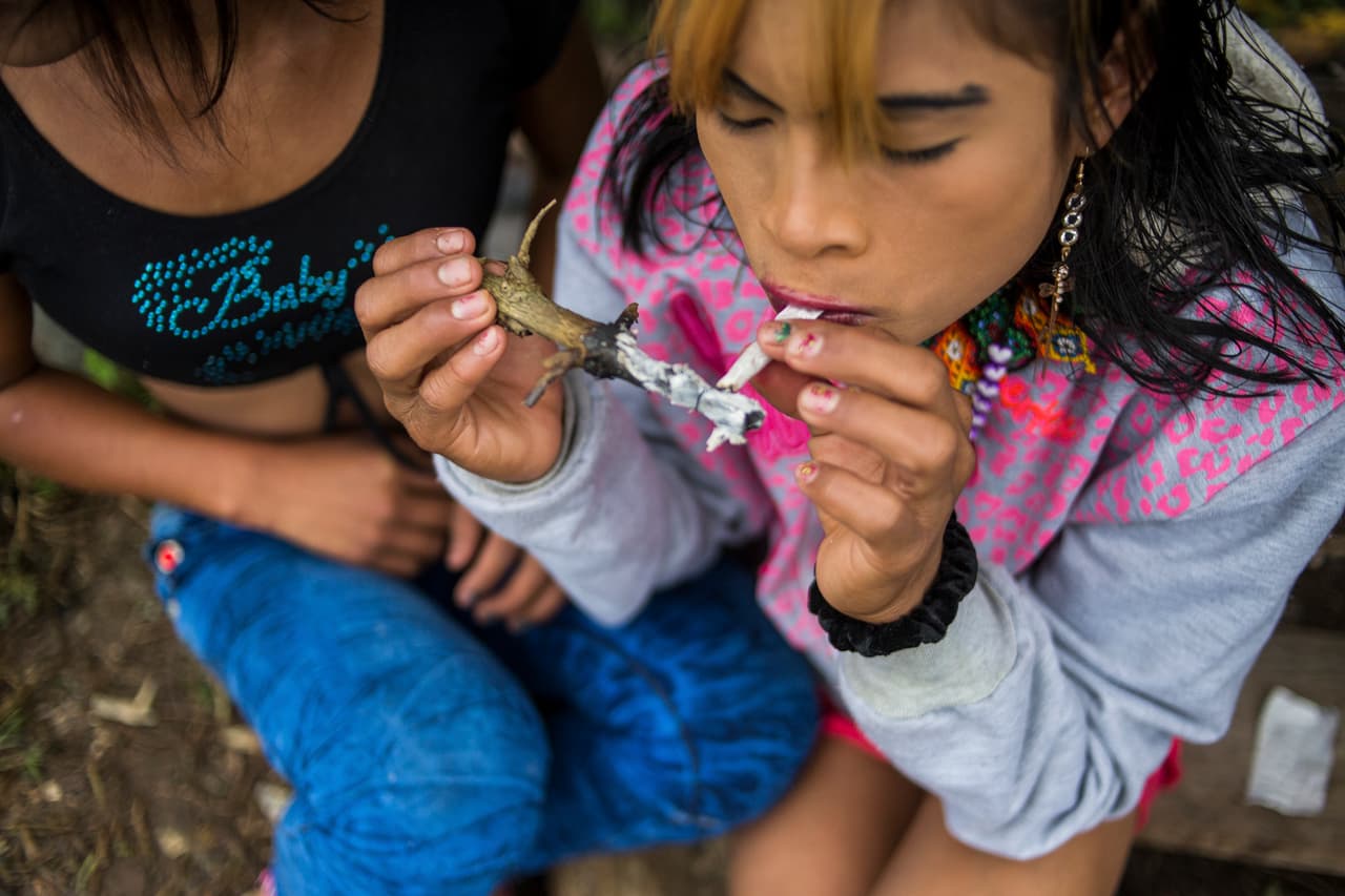 Cada sábado se gastan lo que han ganado en celebraciones intensas que son parte de su rutina. Toman alcohol con entusiasmo y fuman marihuana con sensualidad hasta el delirio.