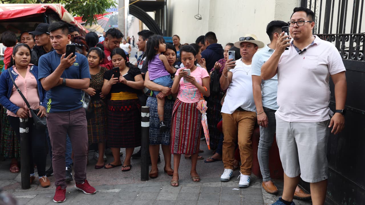 Farruko Pop había hecho audición para ser parte del reality 'La academia'. El caso de su repentina muerte ha causado conmoción en Guatemala mientras decenas de personas se presentaron afuera de la morgue a donde fue llevado el cuerpo del joven cantante.