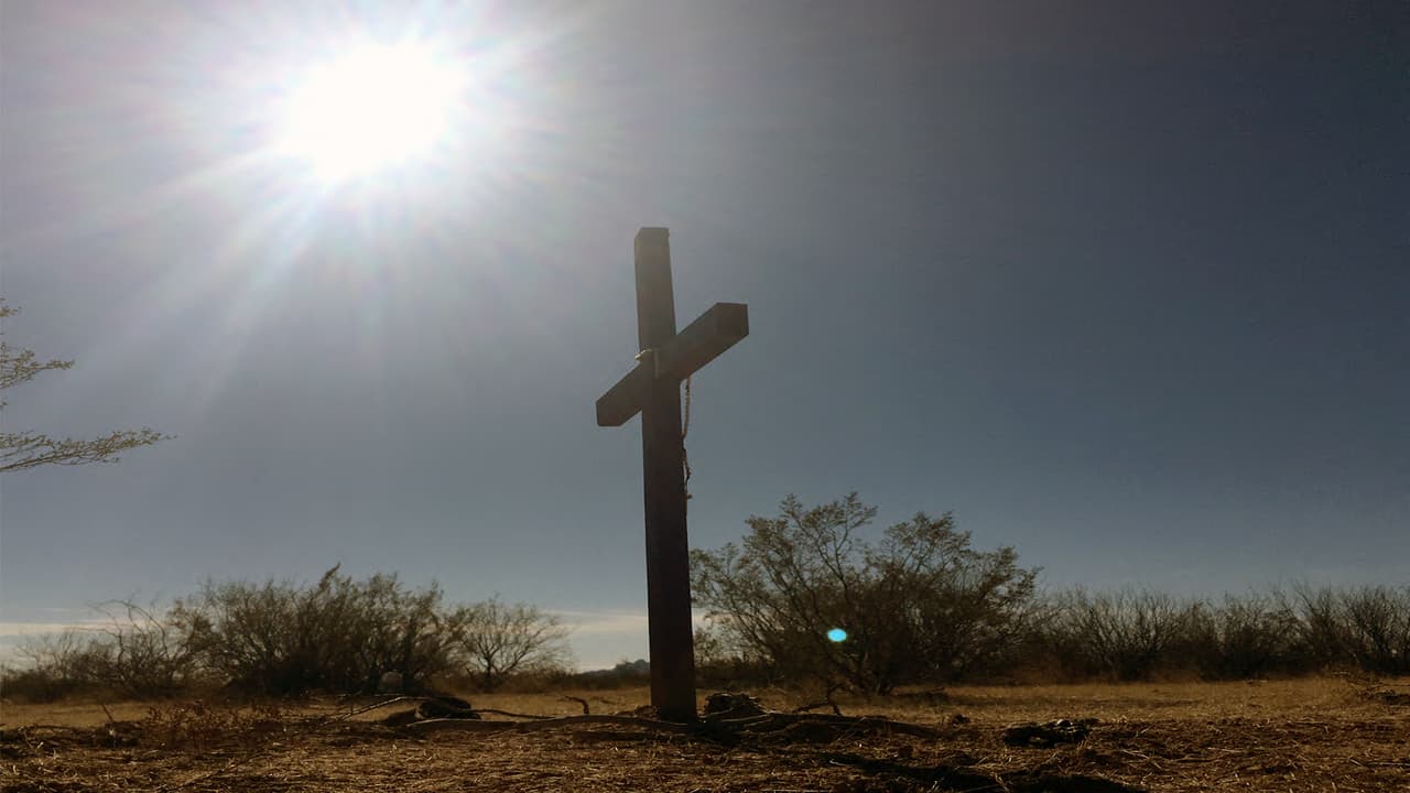 El hombre que coloca cruces en memoria de los inmigrantes fallecidos en el desierto de Arizona