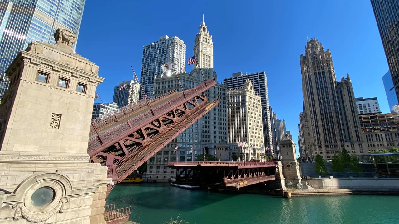 Los puentes levadizos del centro de Chicago permanecieron levantados como medida de precaución tras los hechos violentos que se presentaron en medio de las protestas por la muerte de George Floyd.