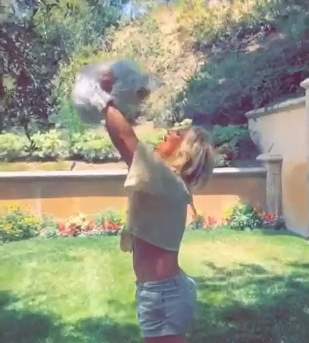 Fuentes cercanas a la cantante afirmaron que su ama de llaves y la cuidadora de los perros coincidieron que 
<b><a href="https://www.univision.com/carros/carros-y-famosos/dia-del-perro-famosos-que-la-pasan-bien-con-sus-mascotas-a-bordo-de-carros-motos-y-yates-fotos" target="_blank">las mascotas estaban siendo "descuidadas"</a></b> por su dueña, por lo que la encargada de velar por ellos se los llevó bajo su resguardo después de que fueron atendidos por el veterinario.
<br>