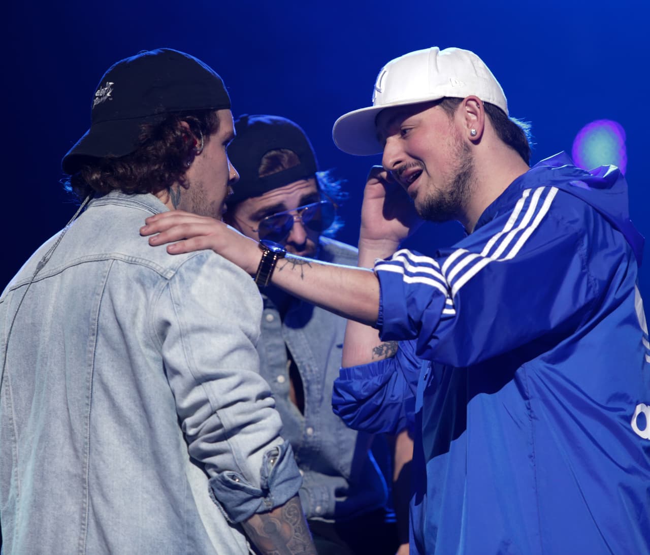 Durante el tema, hicieron ajustes de precisión para ajustar sus voces.
<br>