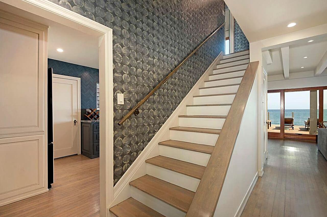 La propiedad tiene dos plantas.