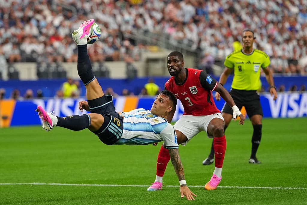 Lautaro Martínez realiza una chilena ante la marca de Kevin Danso de Austria.