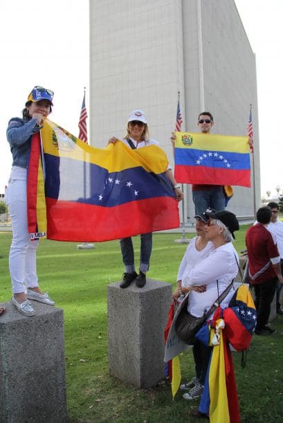 Pese a las distancias y tráfico característico de Los Ángeles, cientos de Venezolanos se unieron a la campaña mundial #SOSVenezuela para apoyar a todo el pueblo venezolano tras 10 días de protestas continuas en dicho país. A la manifestación se unieron guatemaltecos, peruanos, brasileños, libaneses, americanos y muchas otras nacionalidades que hacen vida en la Cosmopolita ciudad del oeste del país. Consignas, cantos y la familiaridad característica venezolana recibieron apoyo de los transeúntes en los alrededores del edificio Federal ubicado en la avenida Wilshire.
