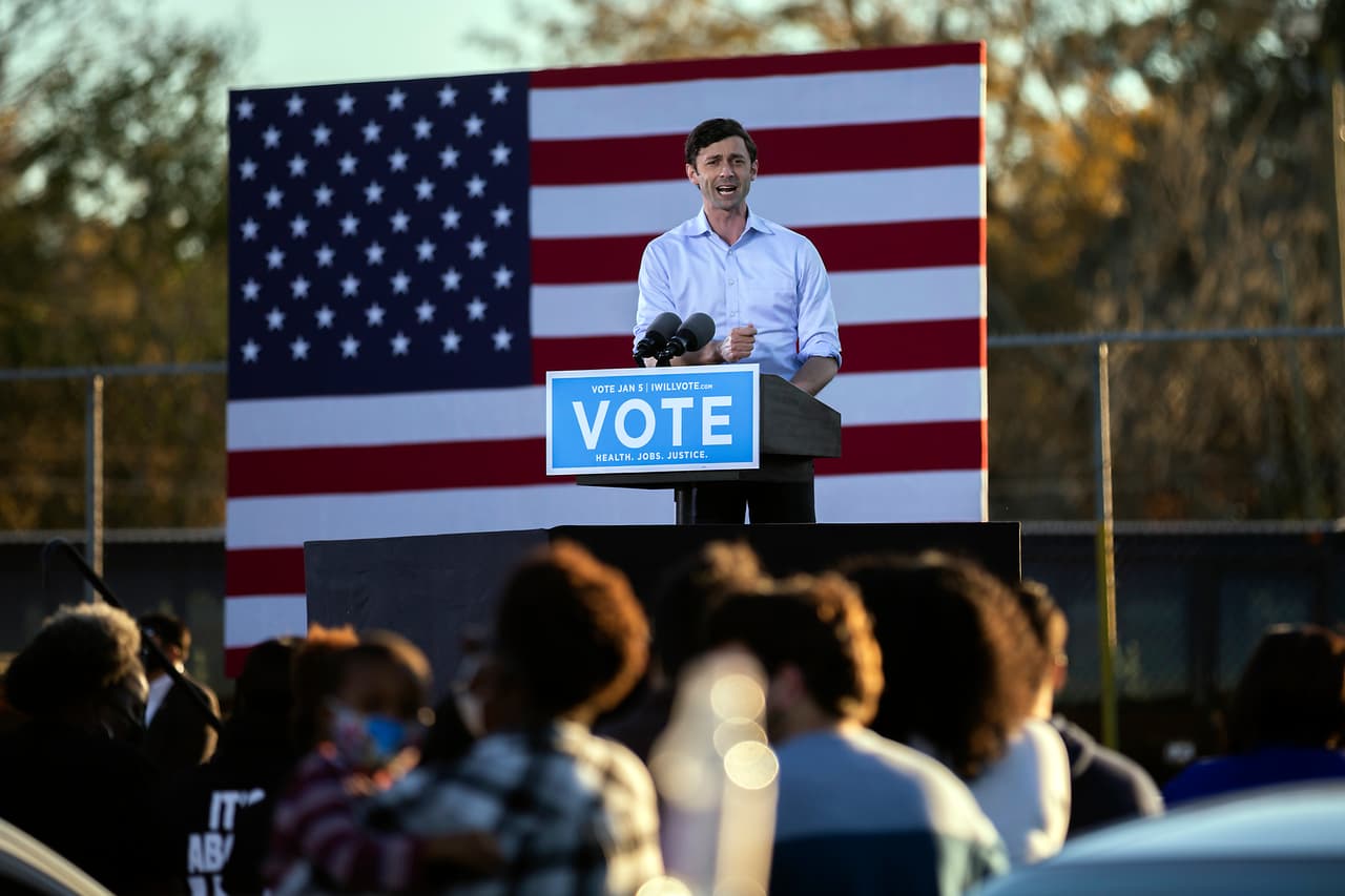 El candidato demócrata Jon Ossoff habla durante el evento de campaña de este domingo con la vicepresidenta electa Kamala Harris. Una victoria para los demócratas Ossoff y Raphael Warnock dividiría equitativamente el Senado 50-50 entre republicanos y demócratas, con la vicepresidenta electa Kamala Harris capaz de emitir los votos necesarios para desempatar.