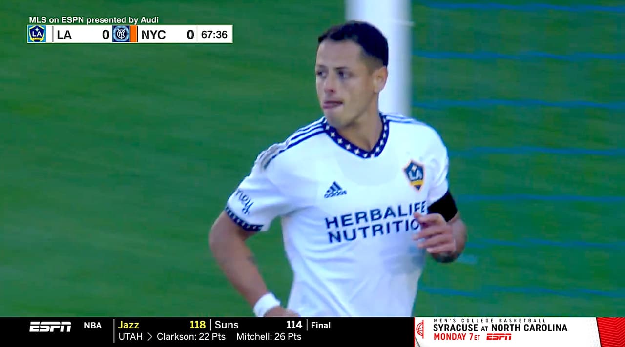 ‘Chicharito’ Hernández hace temblar al portero con un peligroso derechazo