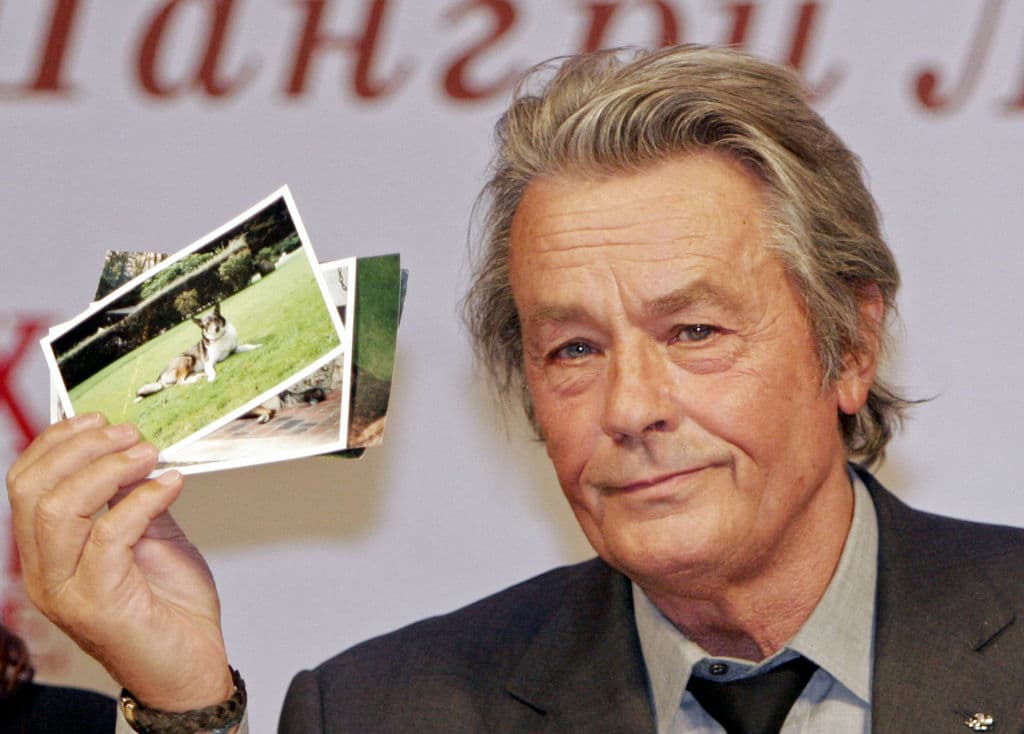 El perro de Alain Delon no será sacrificado para que sea enterrado junto a él, como aspiraba el actor 