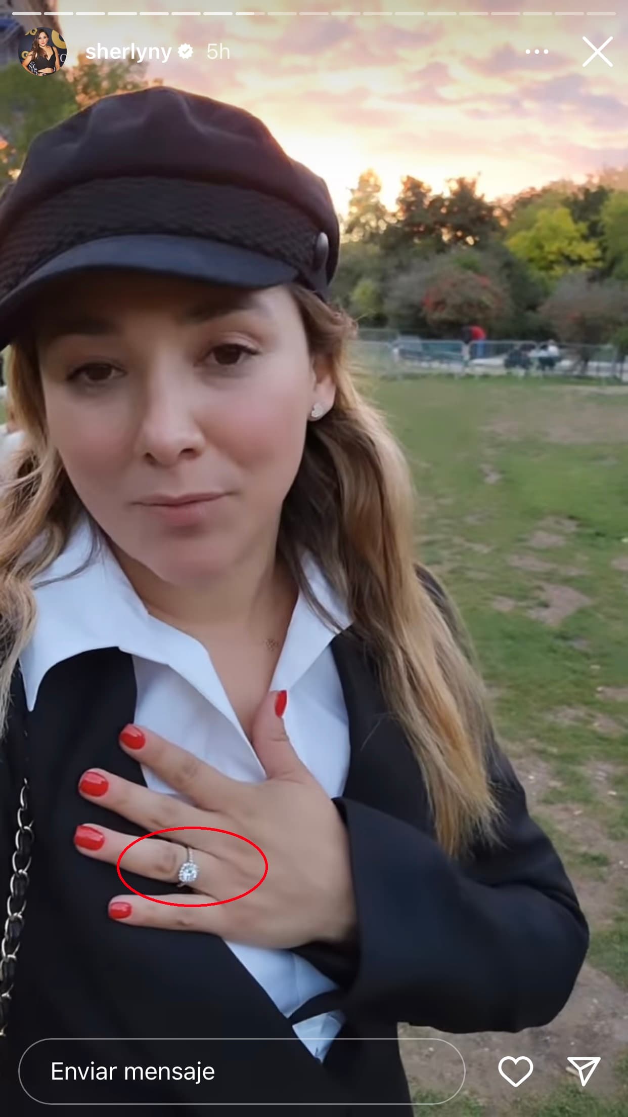 Ninguno de los dos ha confirmado que se hayan comprometido, pero algunos fans y medios han señalado que supuestamente Sherlyn no se había dejado ver antes con esa joya.
<br>