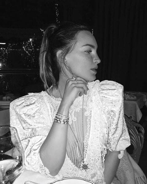 La actriz subió a su cuenta de Instagram esta imagen donde se ve la costosa joya, lo que causó el disgusto de algunos fanáticos al considerarla un lujo exorbitante.
<br>