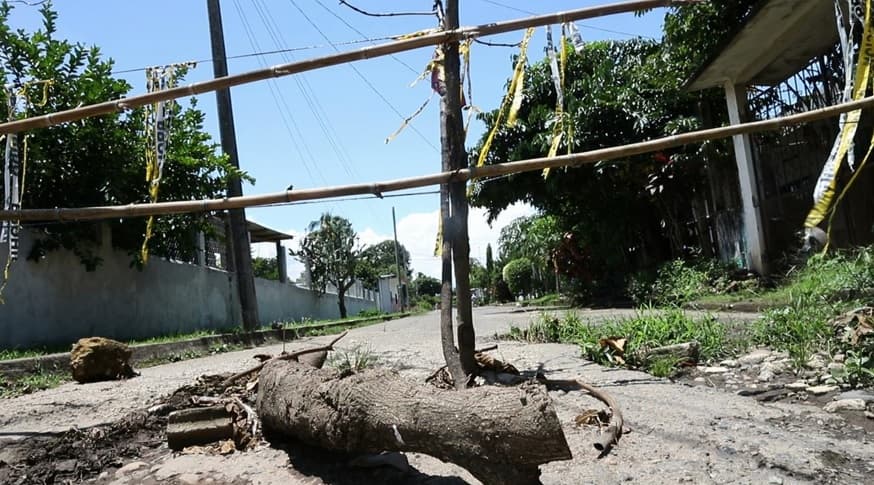 La comunidad de Frontera Hidalgo luce vacía y con barricadas en las entradas de las calles.