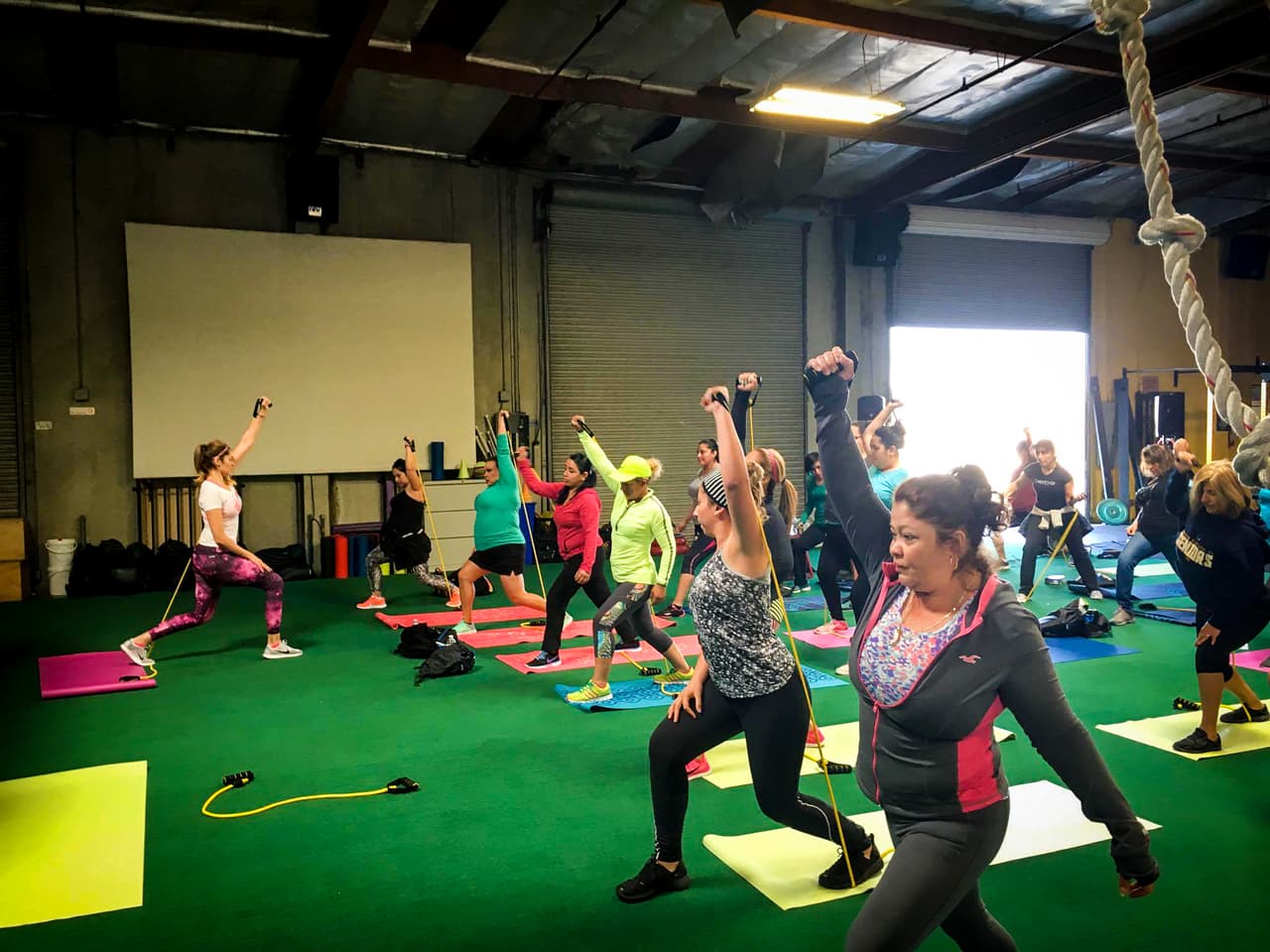 Donaji liderando las chicas en la rutina de ejercicios.