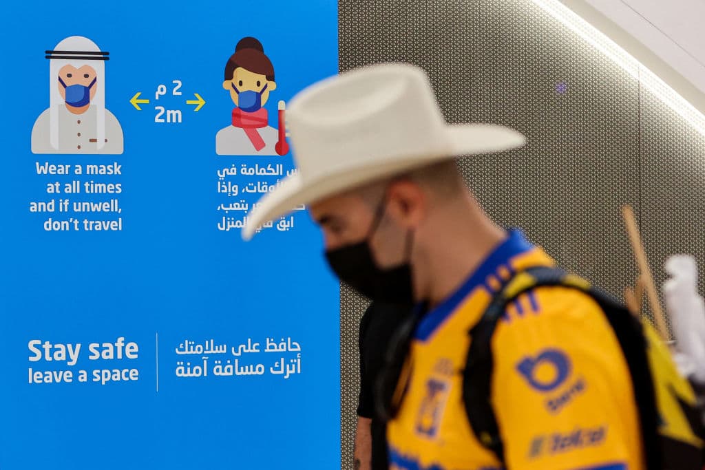 Al fondo se leen las recomendaciones sanitarias.